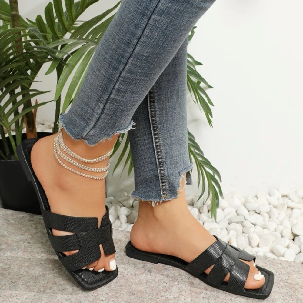 Black sandals size 8US/ 40 China - Picture 2 of 2
